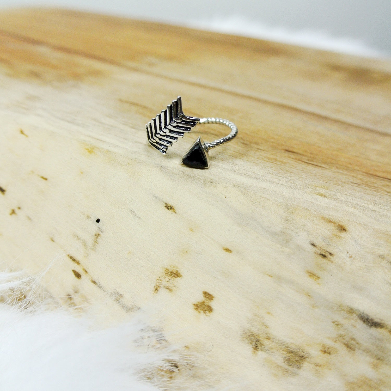 adjustable jet arrow ring silver twang and pearl