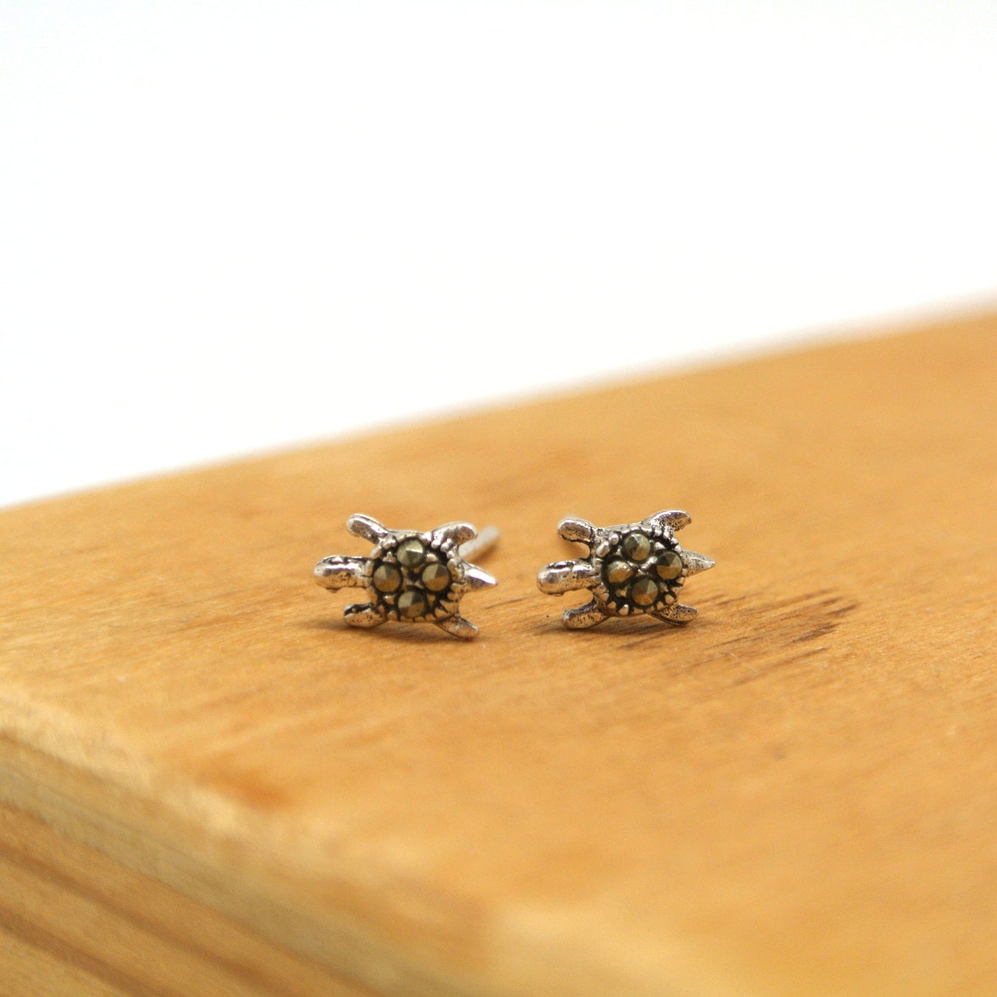 twang and pearl sterlin silver stud beach turtle