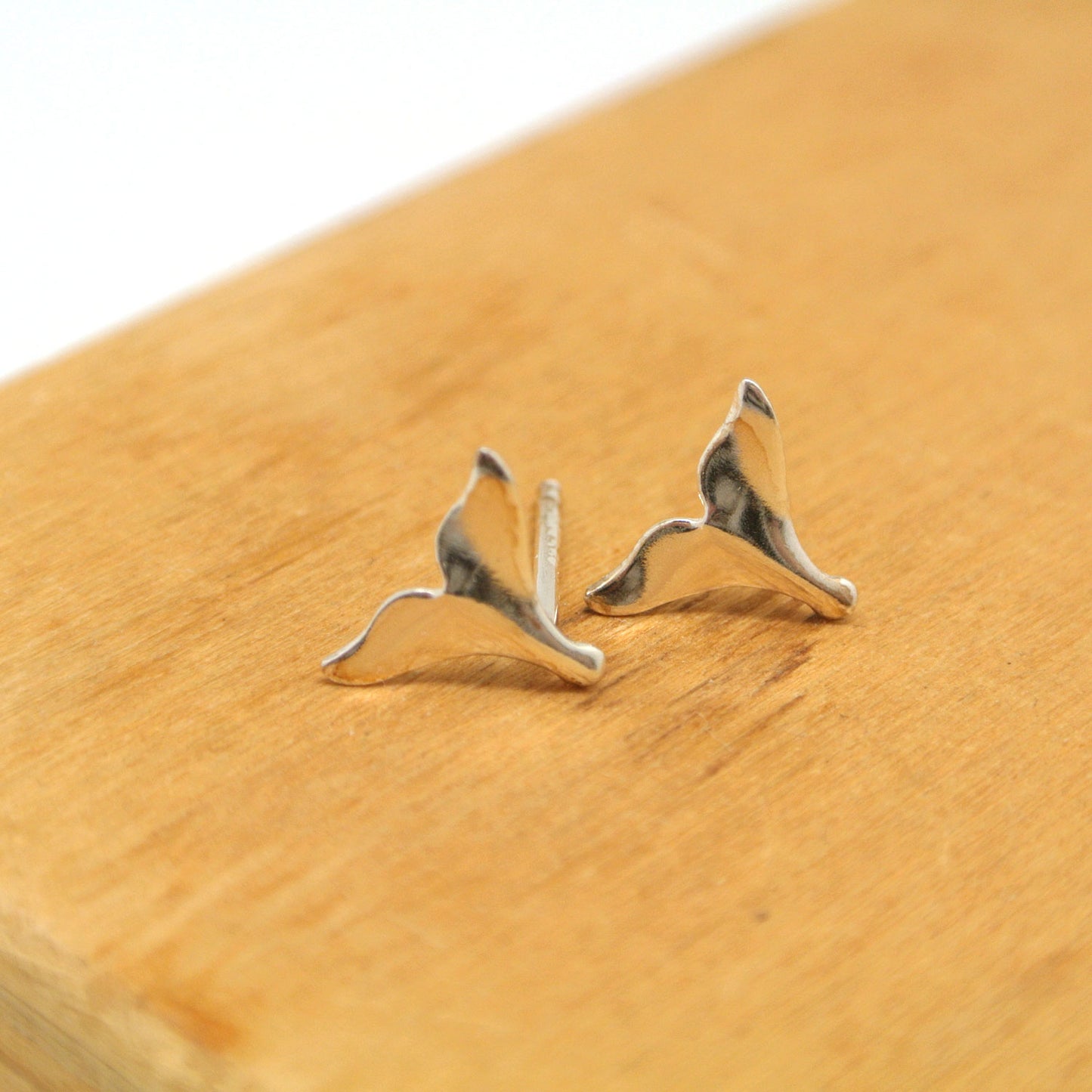 twang and pearl sterlin silver stud beach whale tail