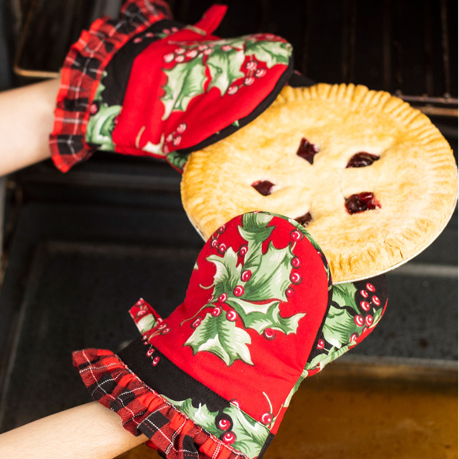 April Cornell Cotton Mini Oven Mitt Set | Holly Patchwork